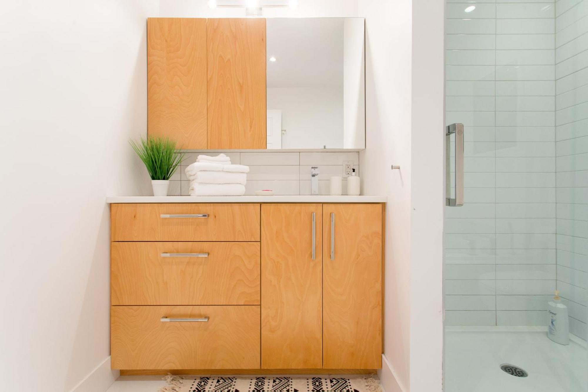Hip, Stylish Apartment In Little Italy By Den Stays A Montreal Pokój zdjęcie
