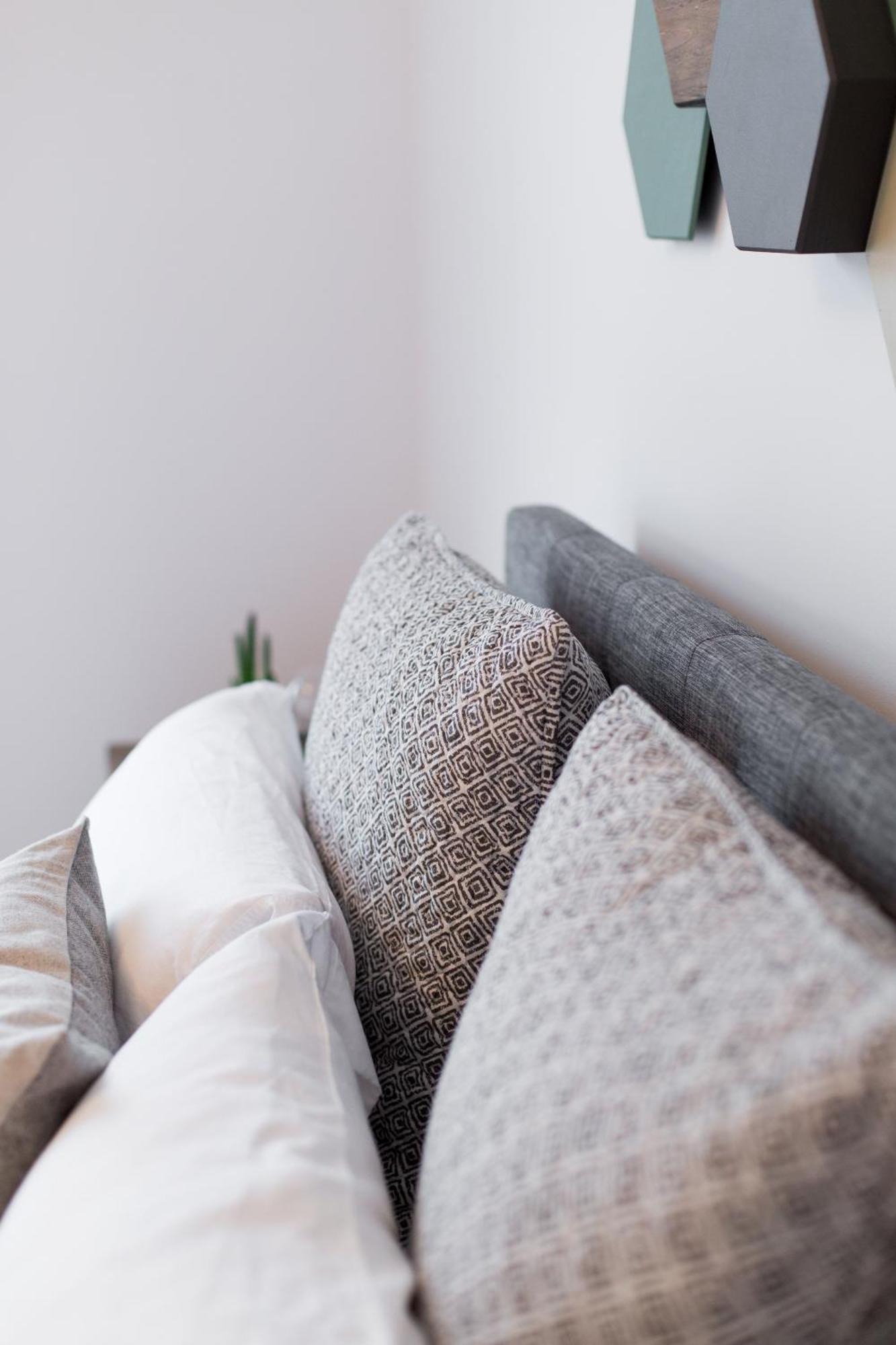 Hip, Stylish Apartment In Little Italy By Den Stays A Montreal Pokój zdjęcie